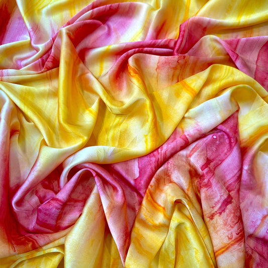 Satin imprimé "Étreinte minérale" rose et jaune de Tiss'ART, tissu en satin avec motif abstrait coloré.