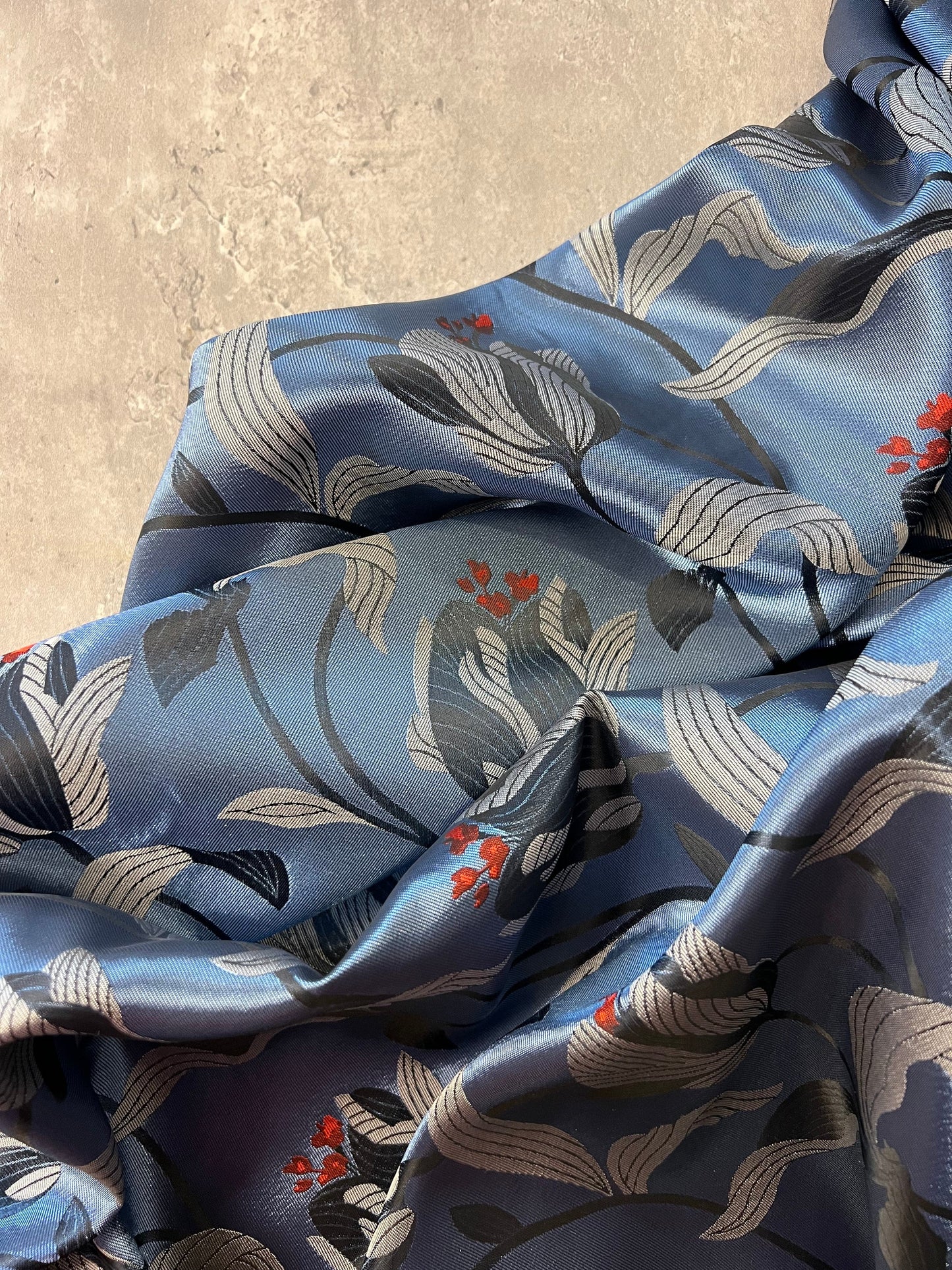 GIGLIO: Jacquard brillant bleu fleuris petite touche orangé