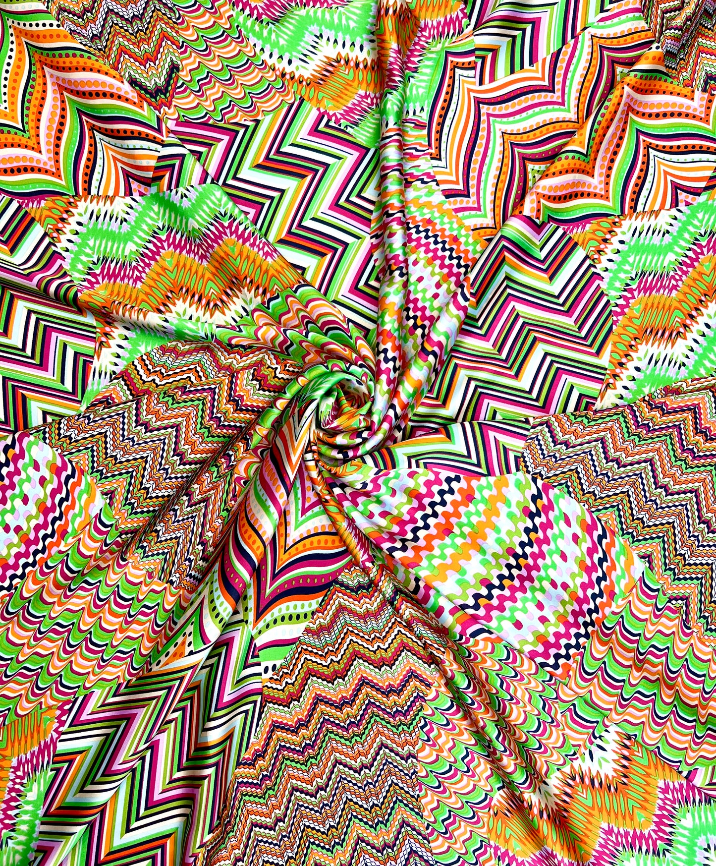 EFFY: Satin imprimé motif abstrait aux couleurs estivales