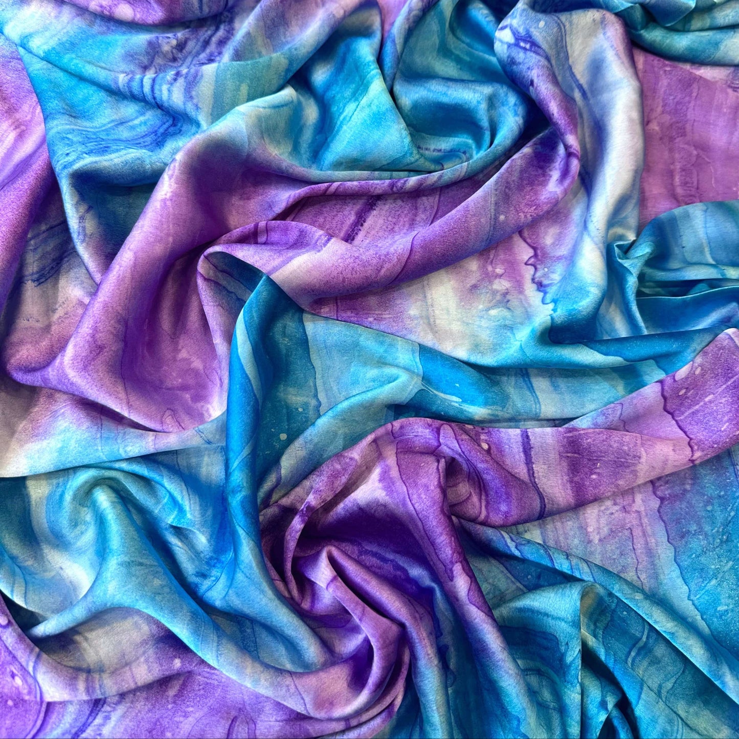 Écharpe en satin imprimé "étreinte minérale" bleu et violet de Tiss'ART, coton doux avec motif élégant.