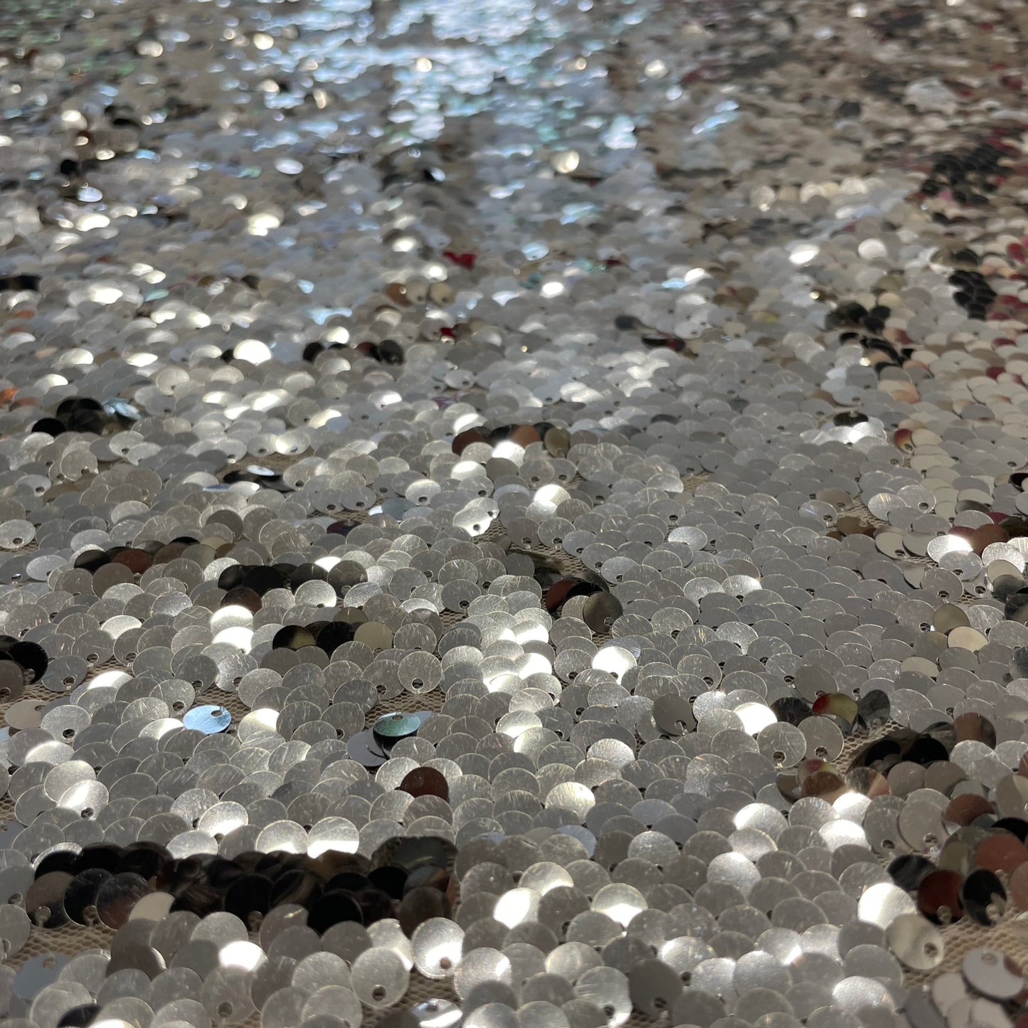 SERENA: Sequin sur tulle brodé, uni et scintillant