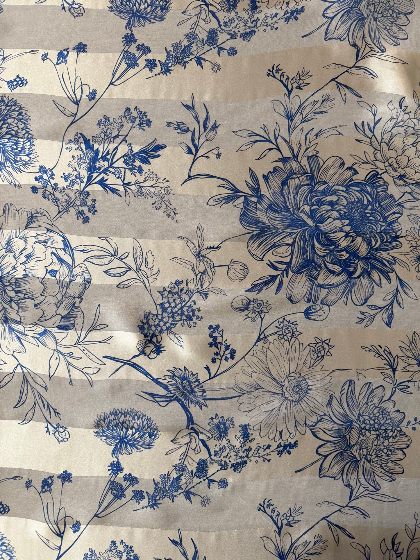 VICTOIRE : Bande satin imprimé floral botanique effet porcelaine
