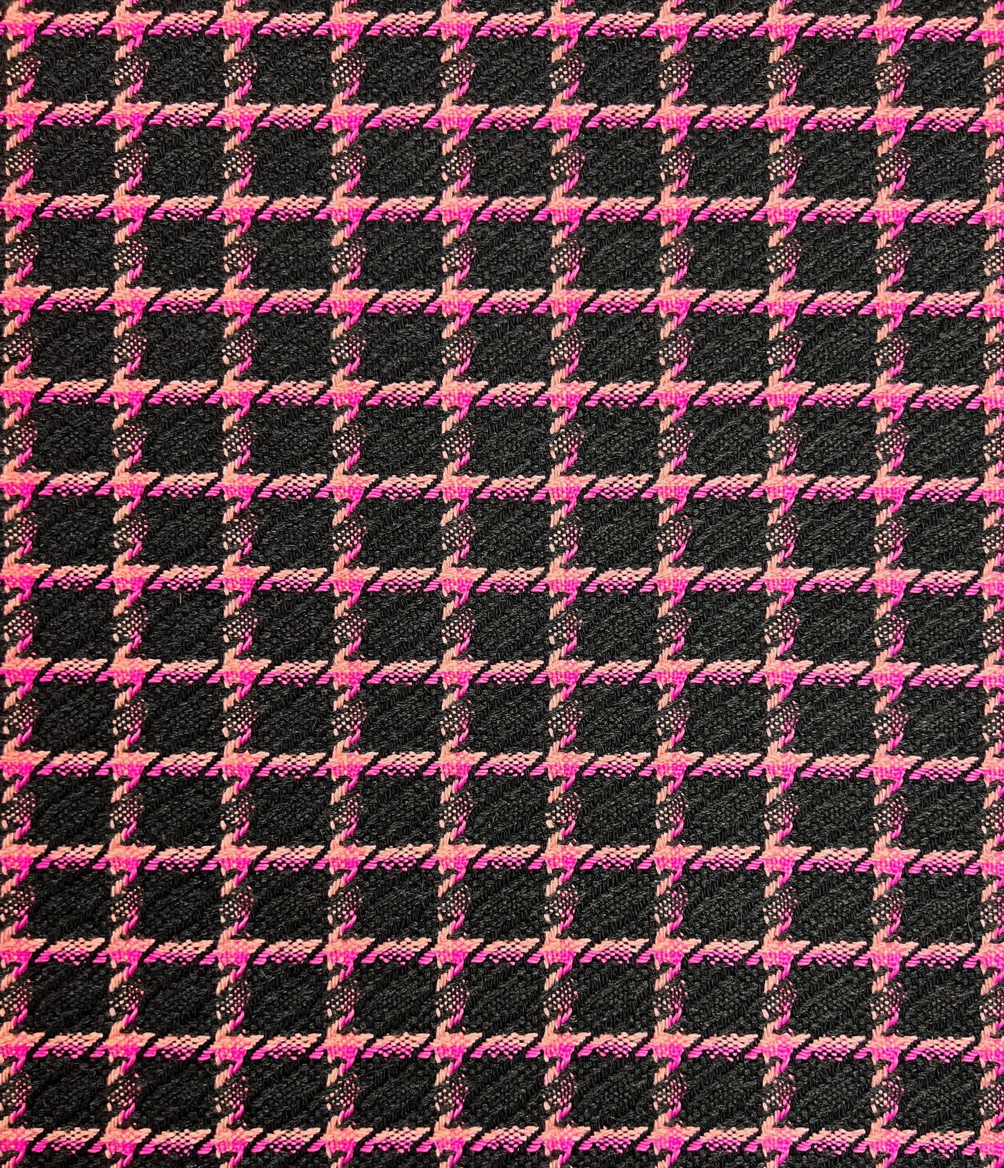 ROSARIA: Tweed motif pied-de-poule revisité, rose bonbon sur fond noir