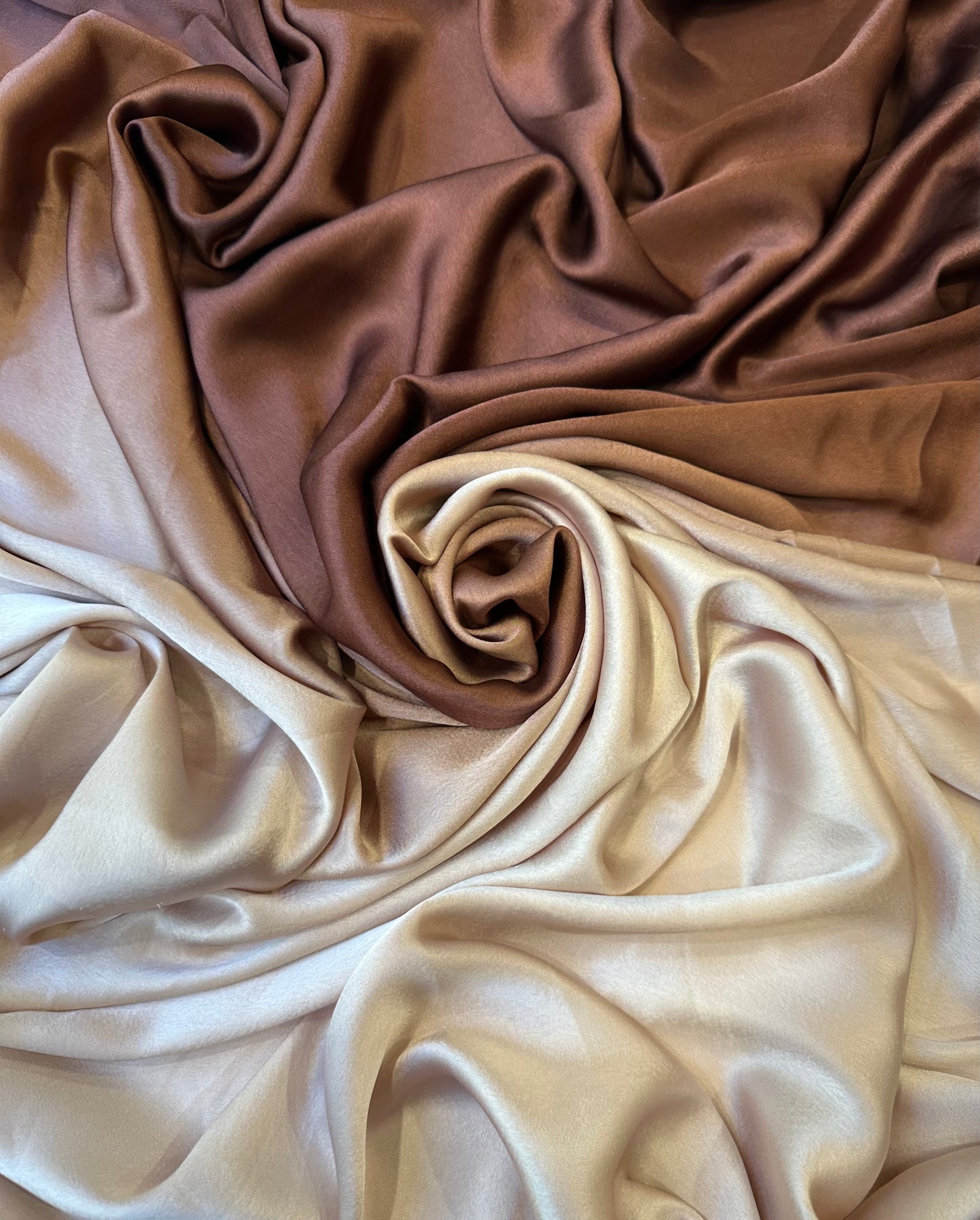 AIKO: Satin dégradé effet lavé nuance moka-champagne