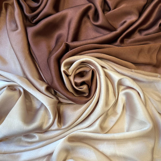 Tissu en satin dégradé effet lavé couleur moka-champagne, par Tiss'ART, avec finition douce et texture élégante visible.