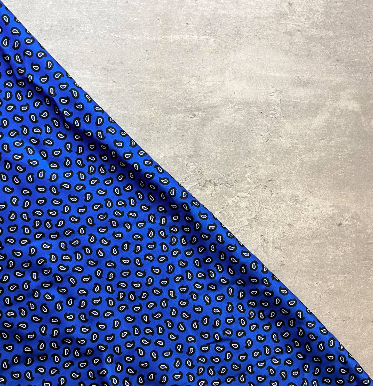 GOCCIA BLU: Satin de viscose bleu royal vibrant