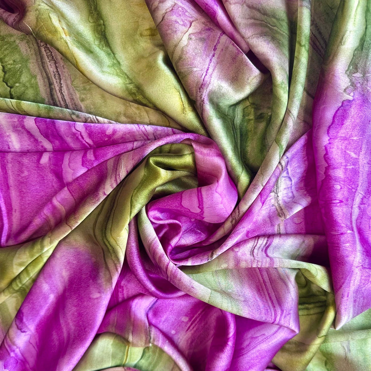 Tissu en satin imprimé "étreinte minérale" vert olive et violine de Tiss'ART, motif élégant et coloré, texture brillante.