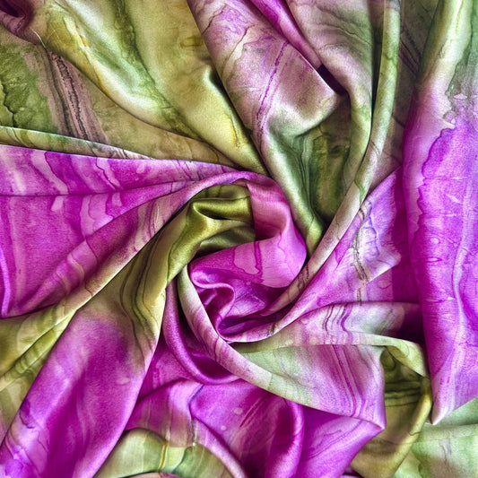 Tissu en satin imprimé "étreinte minérale" vert olive et violine de Tiss'ART, motif élégant et coloré, texture brillante.