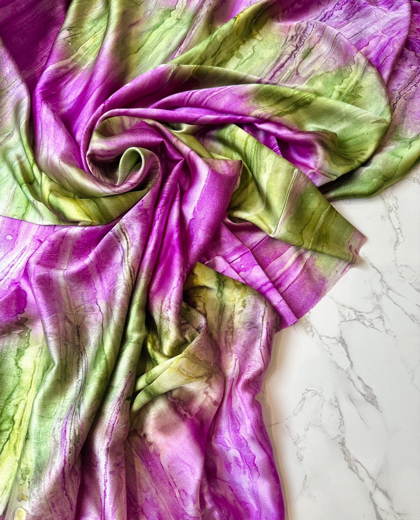 ABY: Satin imprimé "étreinte minérale" vert olive & violine