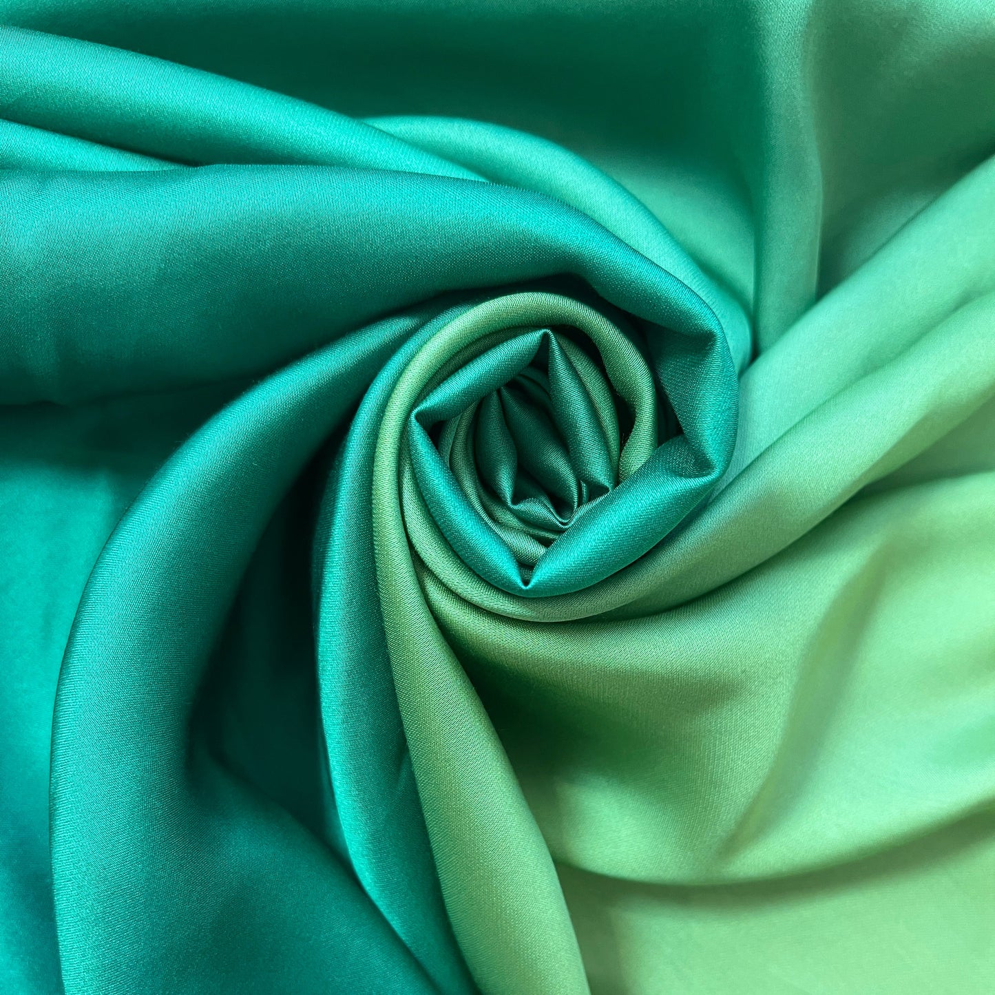 Maena : satin viscose dégradé vert