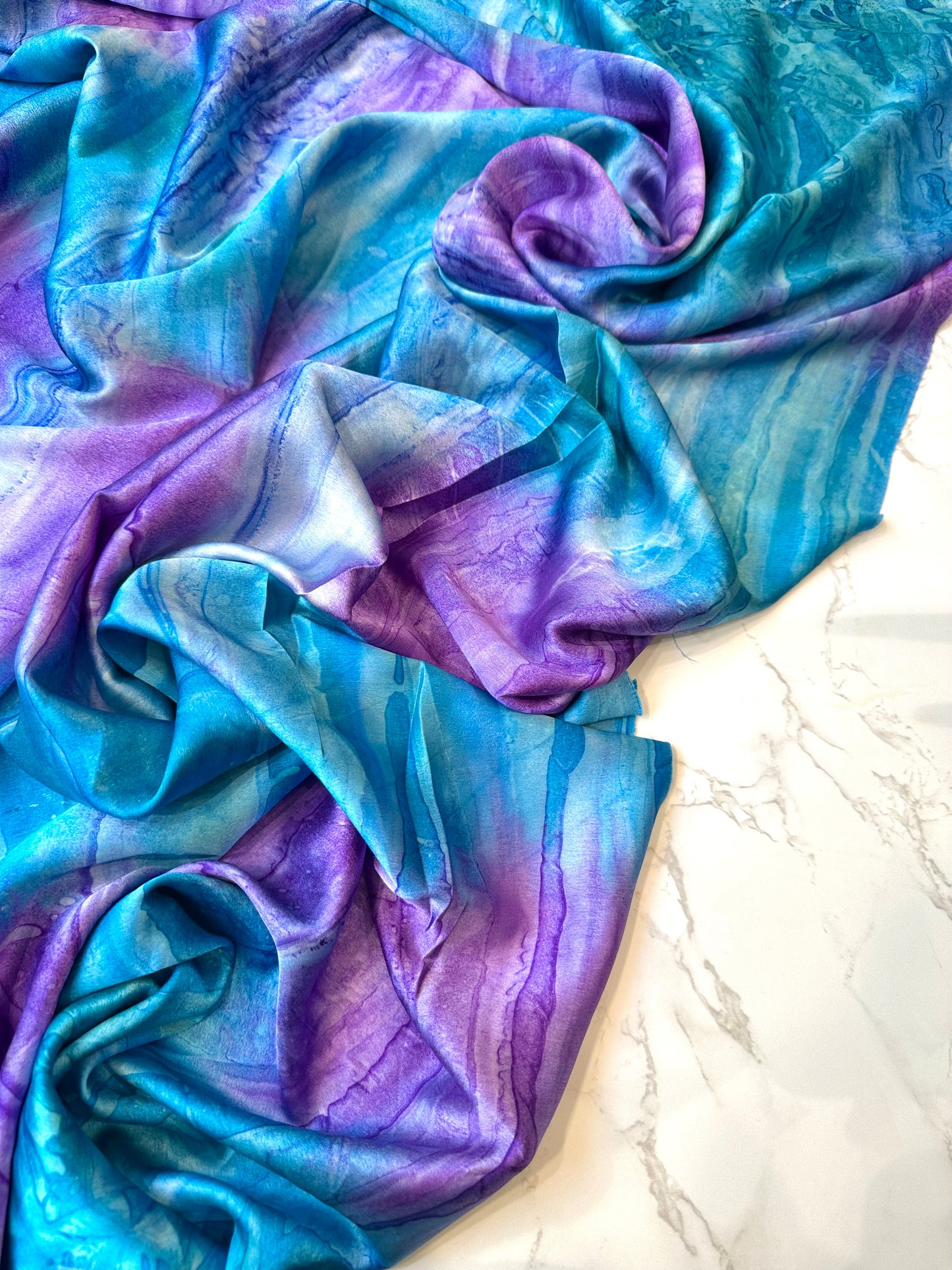 ABY: Satin imprimé "étreinte minérale" bleu & violet