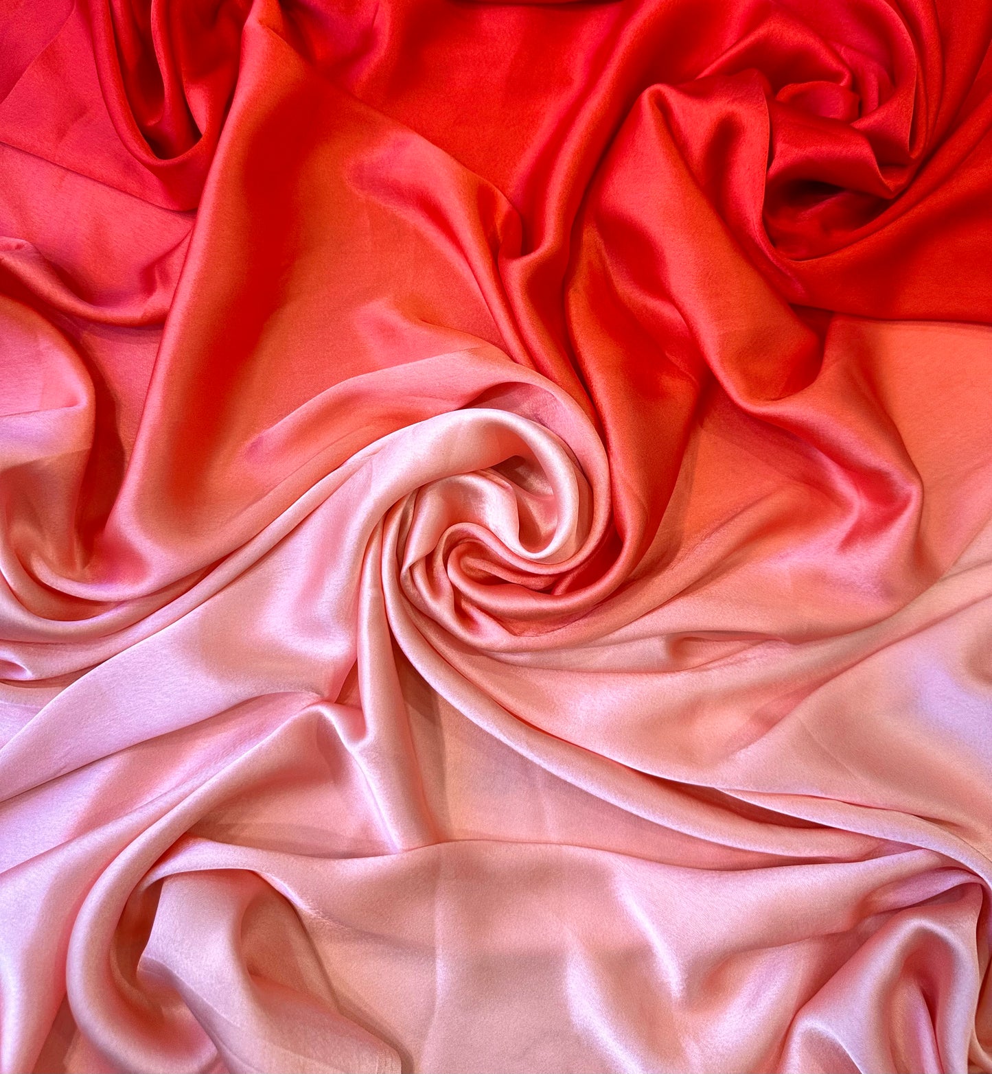 AIKO: Satin dégradé effet lavé nuance rouge profond-rose dragée