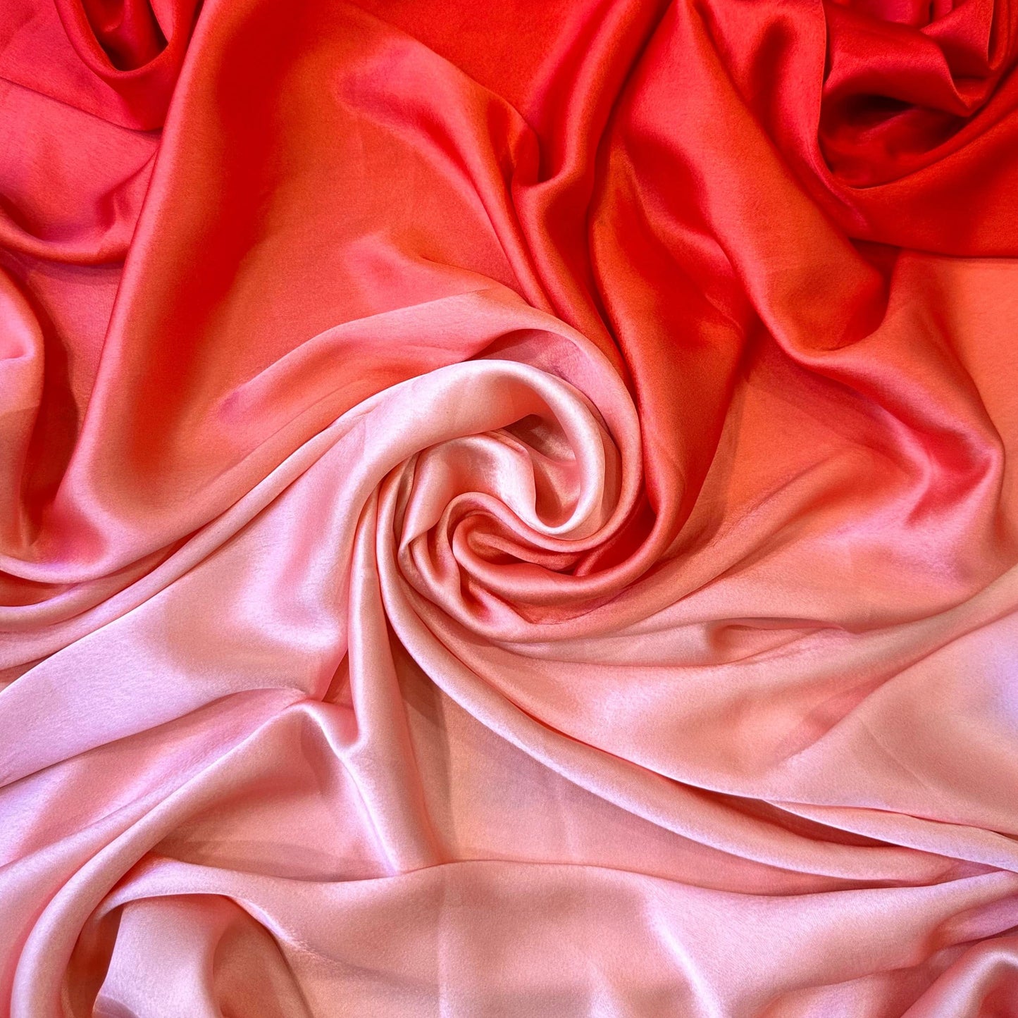 Satin dégradé effet lavé Tiss'ART avec nuances rouge profond et rose dragée, texture douce et brillante visible sur l'image.