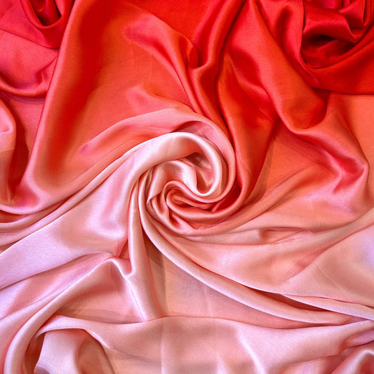 Satin dégradé effet lavé Tiss'ART avec nuances rouge profond et rose dragée, texture douce et brillante visible sur l'image.