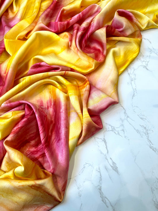 ABY: Satin imprimé "étreinte minérale" rose & jaune