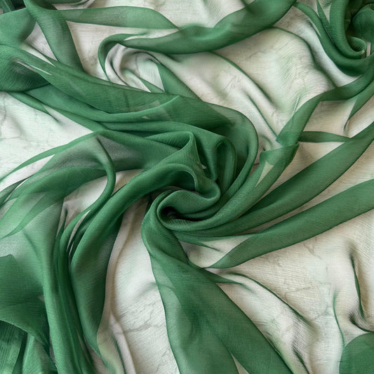 Mousseline de soie française crinkle PULCINO Tiss'ART couleur vert impérial, tissu léger et fluide avec texture crinkled.