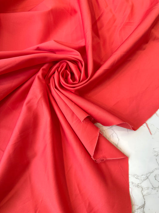 JOSE: Gabardine de coton satiné strech rouge corail