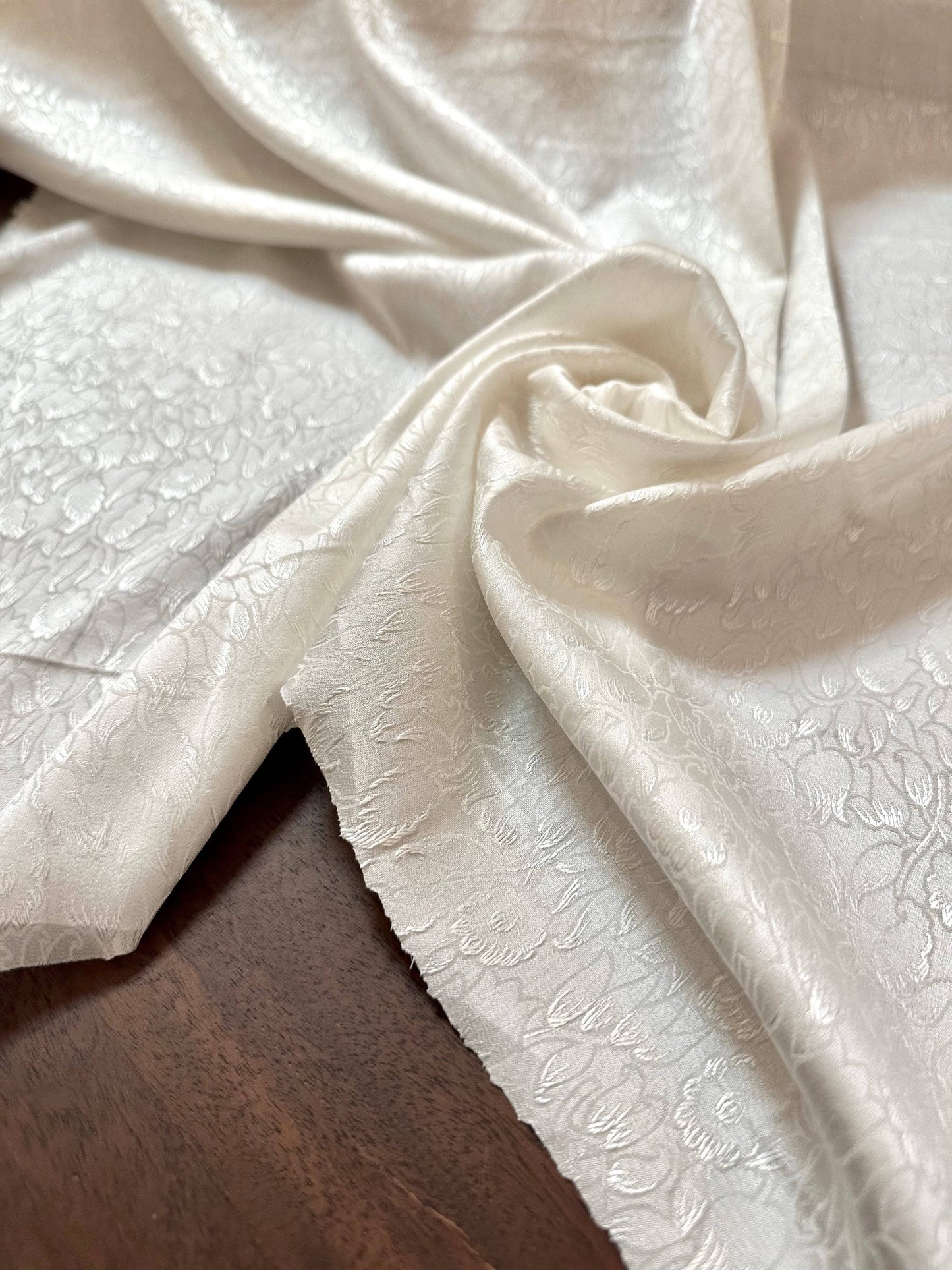 LIO: Soie lumière d’ivoire