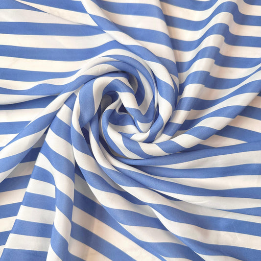 Tissu crêpe de chine en soie Matilde de Tiss'ART avec rayures bleu ciel et blanc, vue rapprochée du textile.