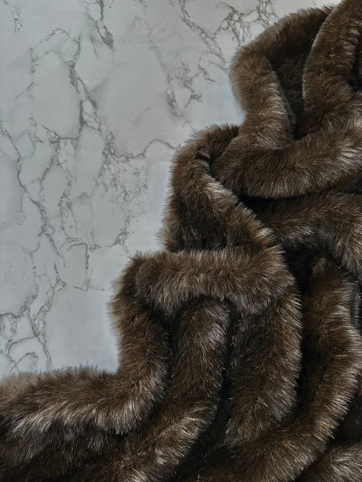 MAËL: Fausse fourrure à poil moyen - marron foncé