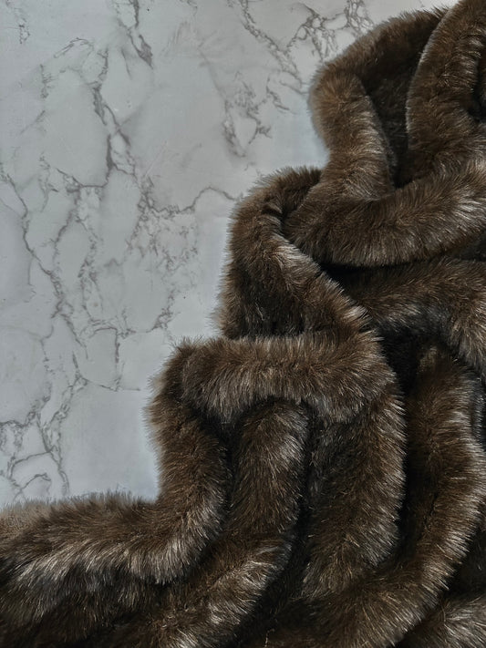 MAËL: Fausse fourrure à poil moyen - marron foncé