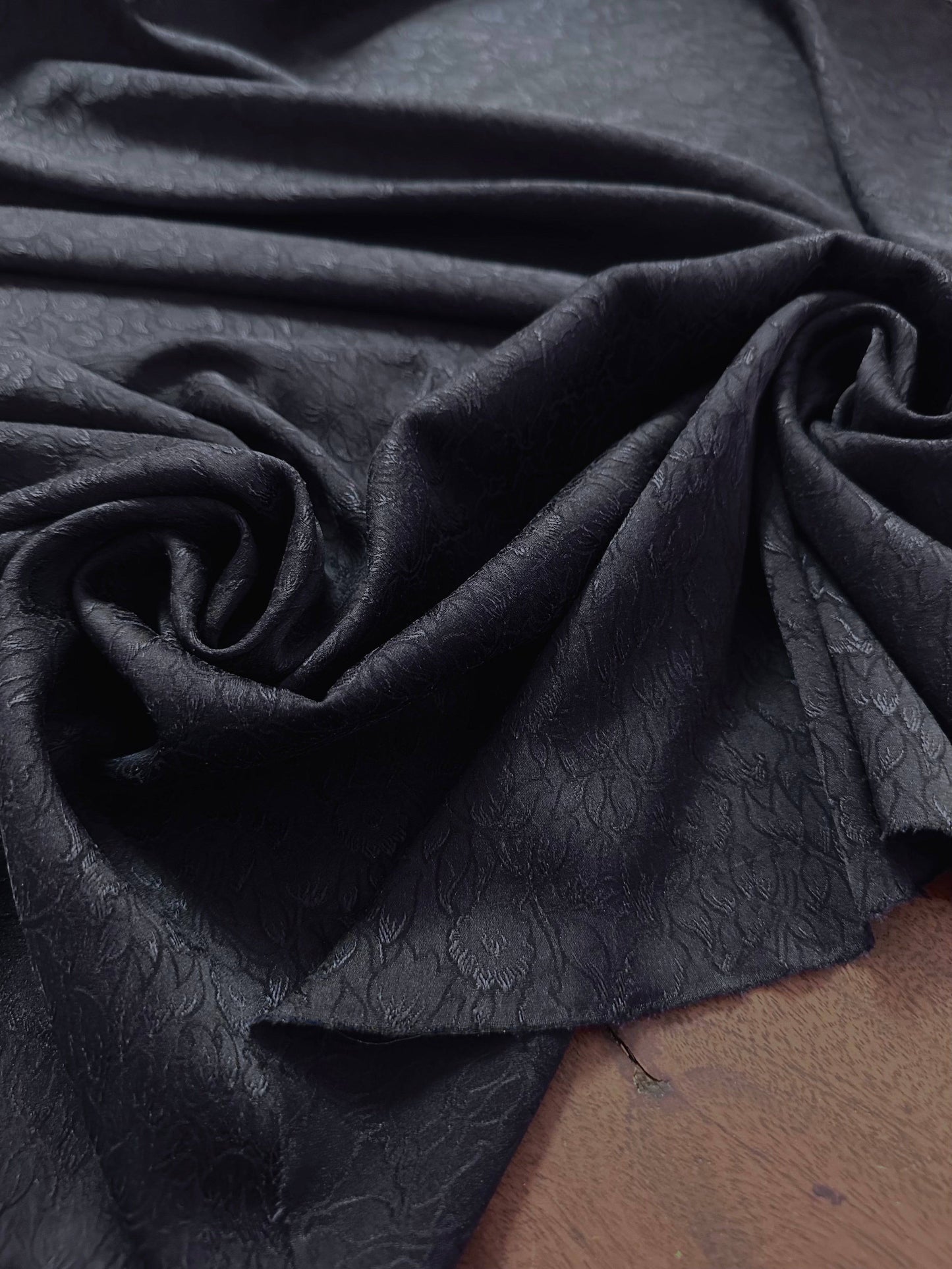 SAPHIRA: Soie jacquard damassée bleu nuit