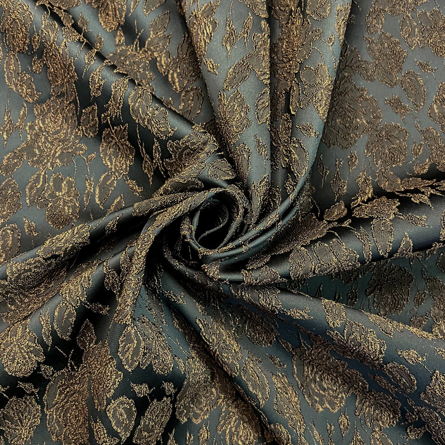 IRIS: Jacquard brodée petites fleurs marron sur fond noir