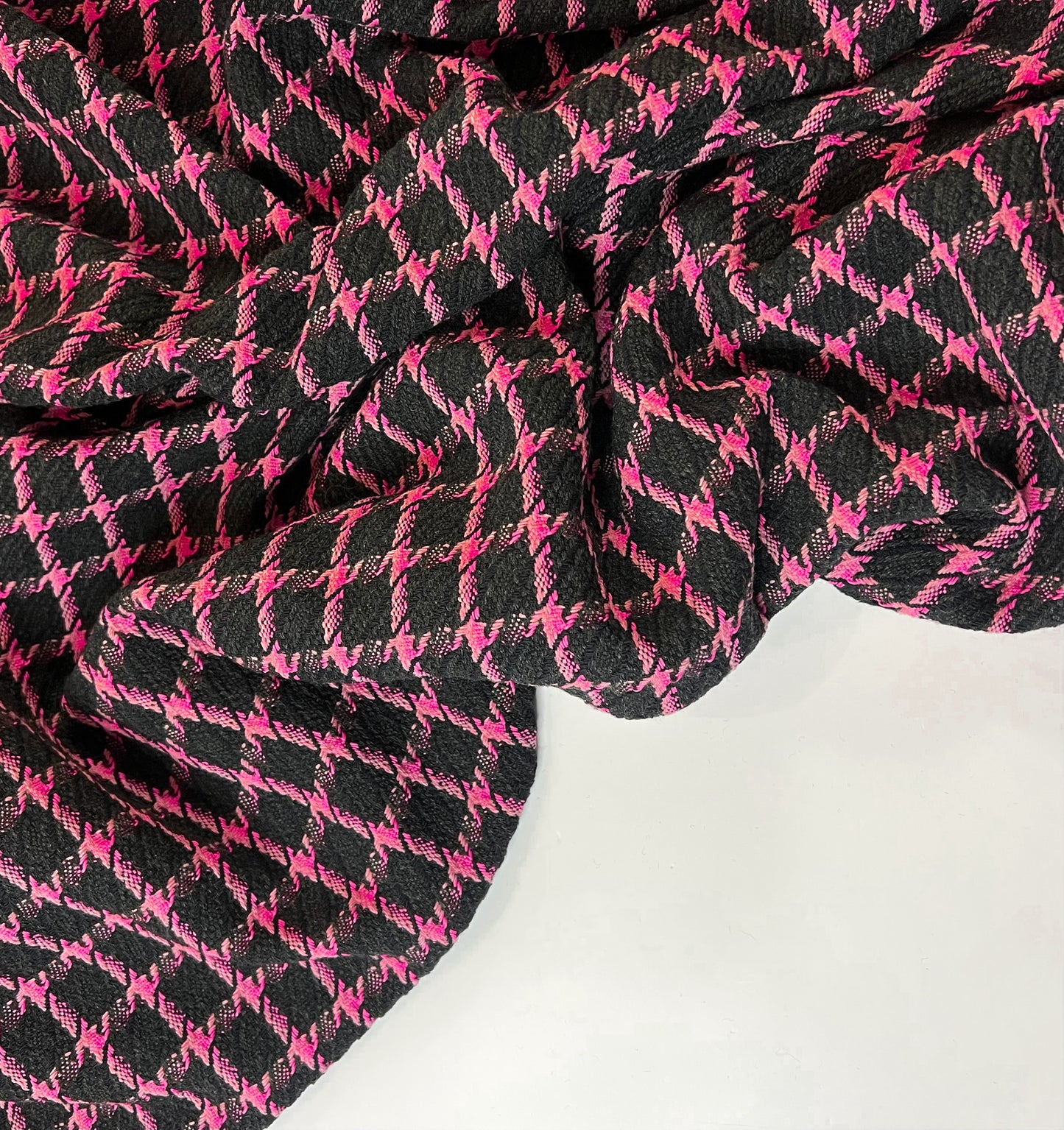 ROSARIA: Tweed motif pied-de-poule revisité, rose bonbon sur fond noir