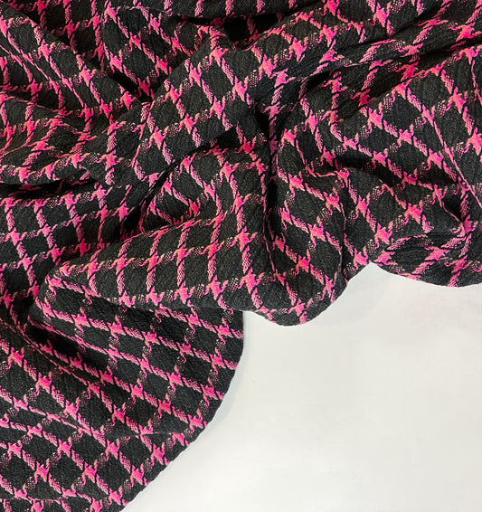 ROSARIA: Tweed motif pied-de-poule revisité, rose bonbon sur fond noir
