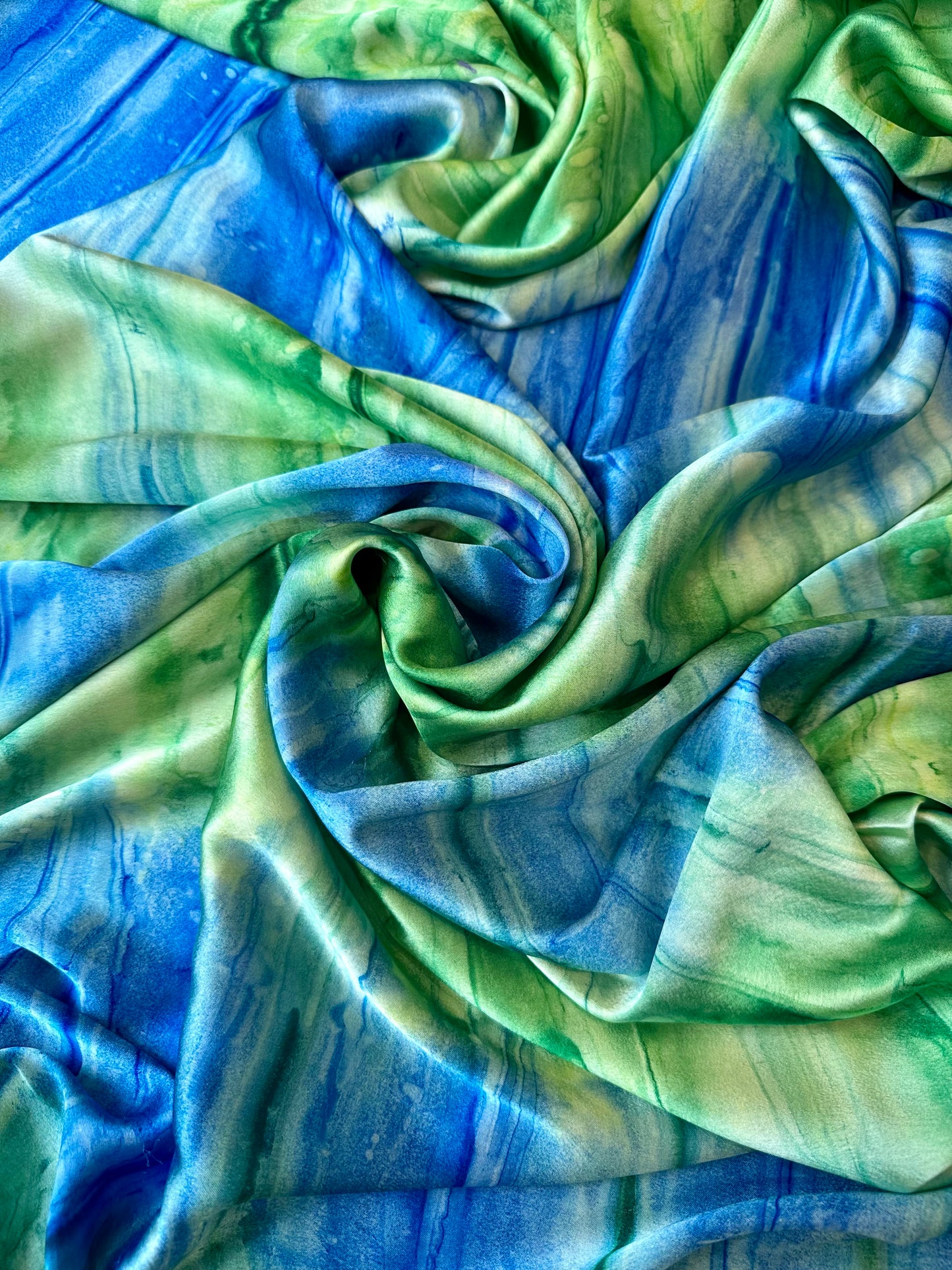 ABY: Satin imprimé "étreinte minérale" vert & bleu