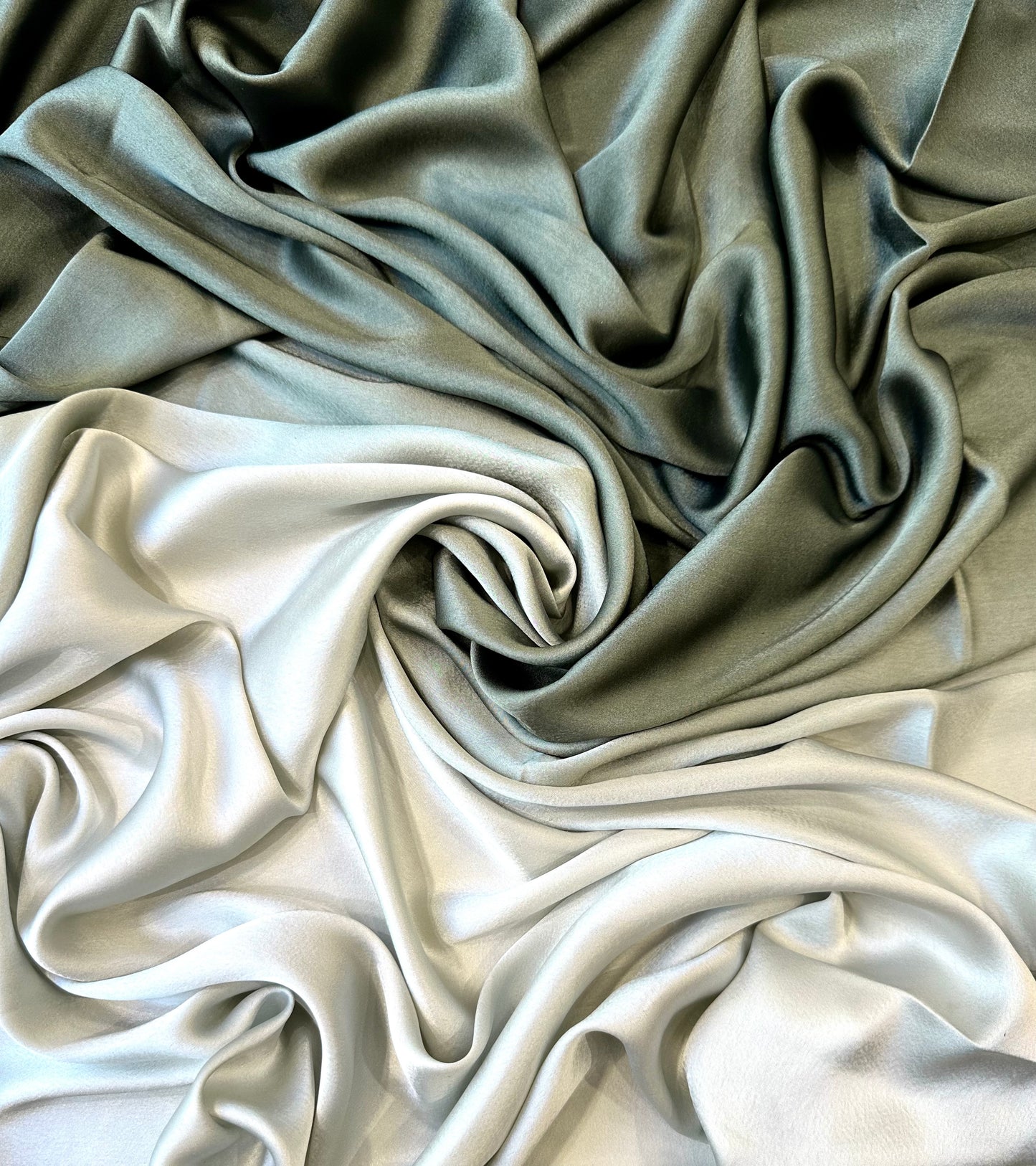 AIKO: Satin dégradé effet lavé nuance kaki-vert bardane