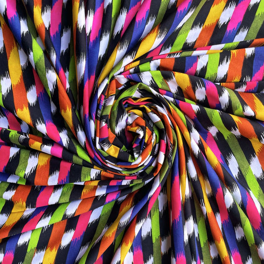Tissu Tiss'ART Matéo avec motif rayé et tacheté en maille imprimée, couleurs vibrantes et texture douce visible.