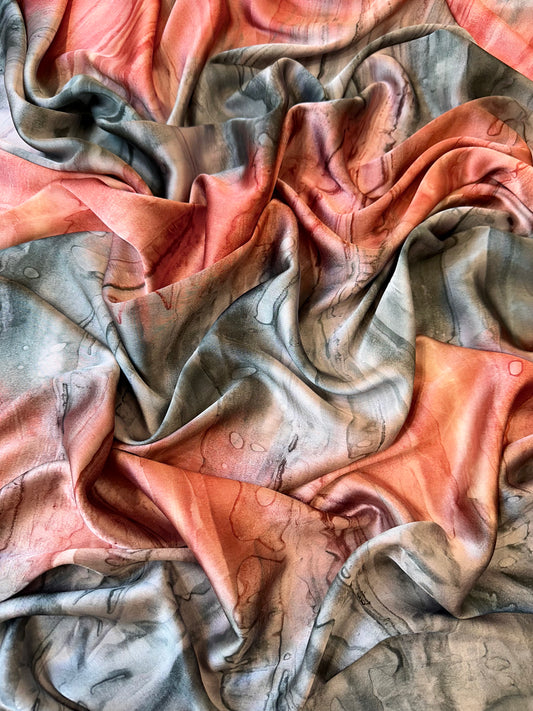 ABY: Satin imprimé "étreinte minérale" gris & corail