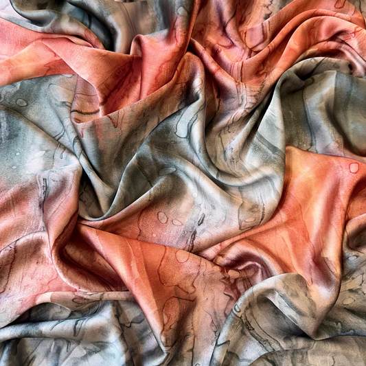 Satin imprimé "étreinte minérale" gris et corail de Tiss'ART, vue en pleine taille, tissu doux et élégant avec motifs abstraits.