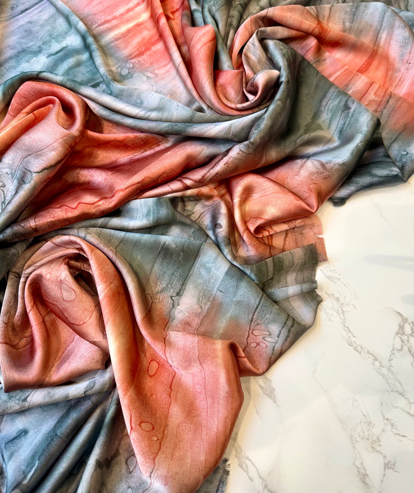 ABY: Satin imprimé "étreinte minérale" gris & corail