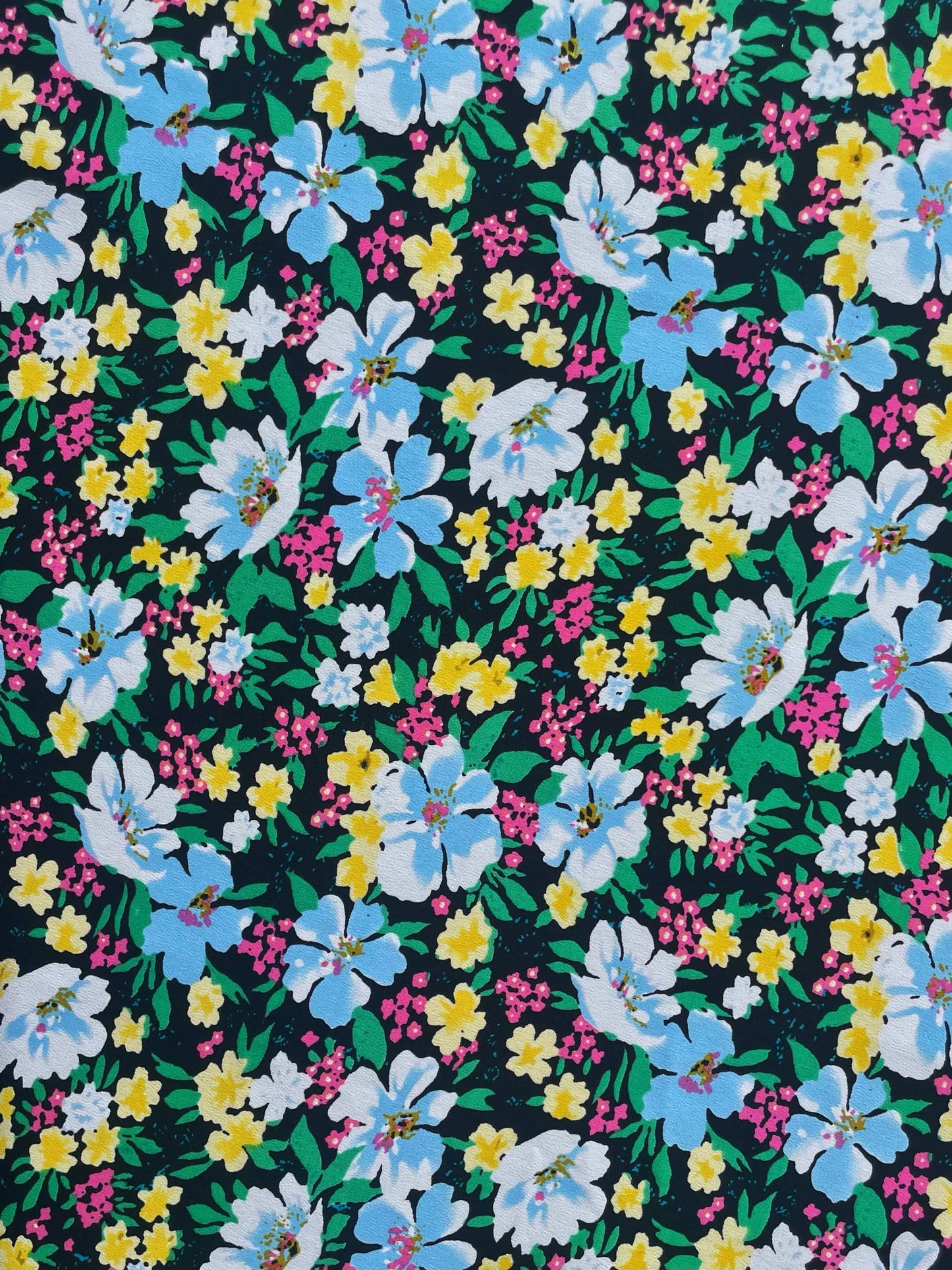 Tissu en crêpe imprimé floral Clémence de Tiss'ART, texture légère et élégante avec motif floral coloré.