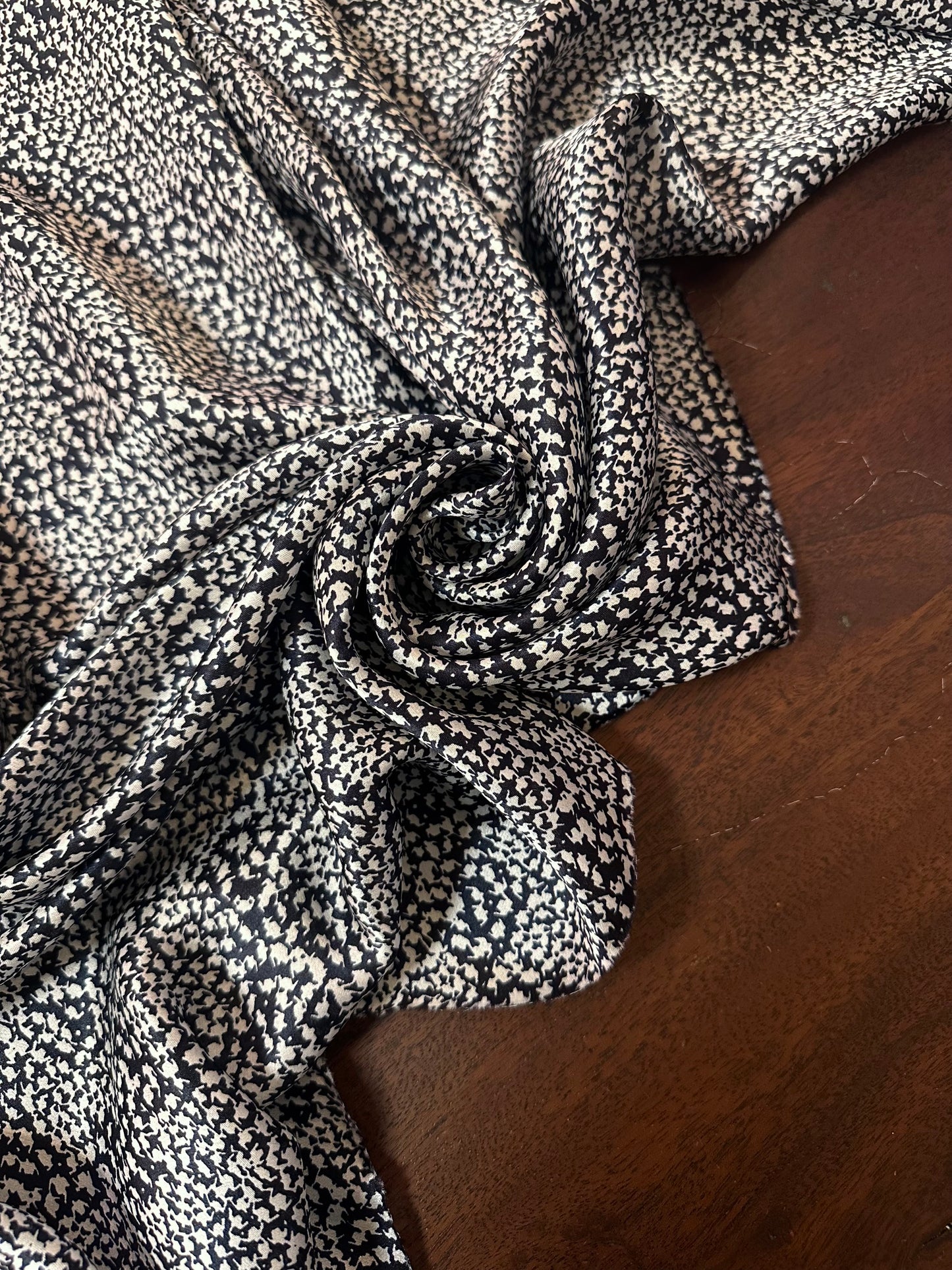 MASDA: Satin de soie imprimé graphique