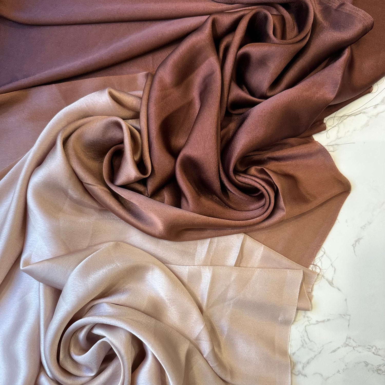 Satin dégradé effet lavé AIKO de Tiss'ART, nuance moka-champagne, tissu élégant avec finition satinée et dégradée.