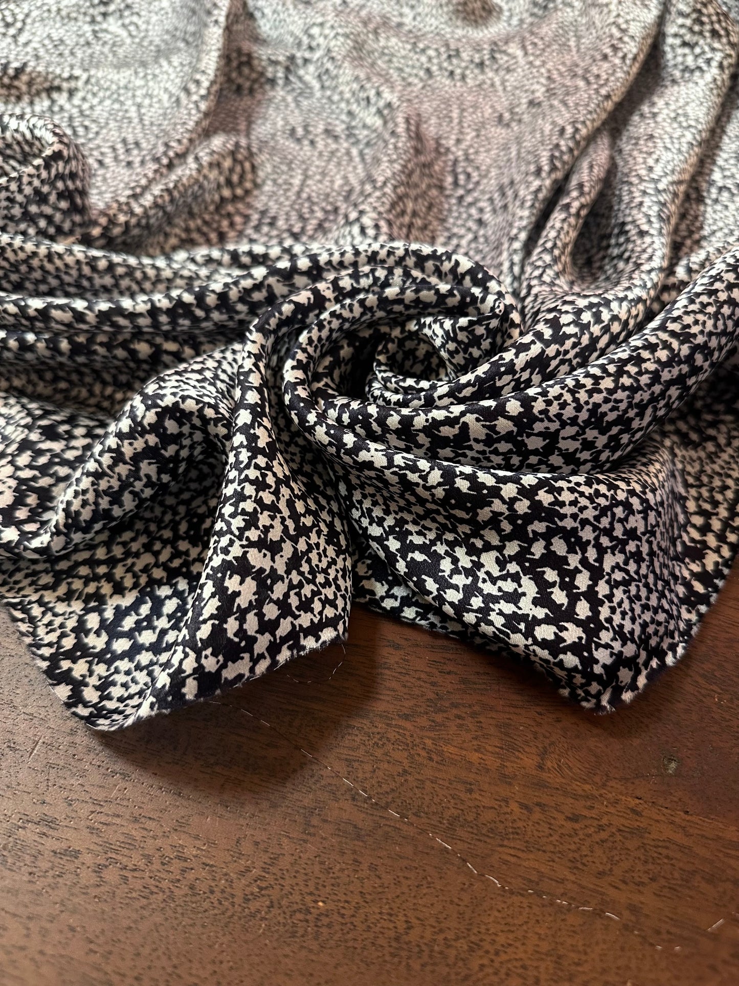 MASDA: Satin de soie imprimé graphique