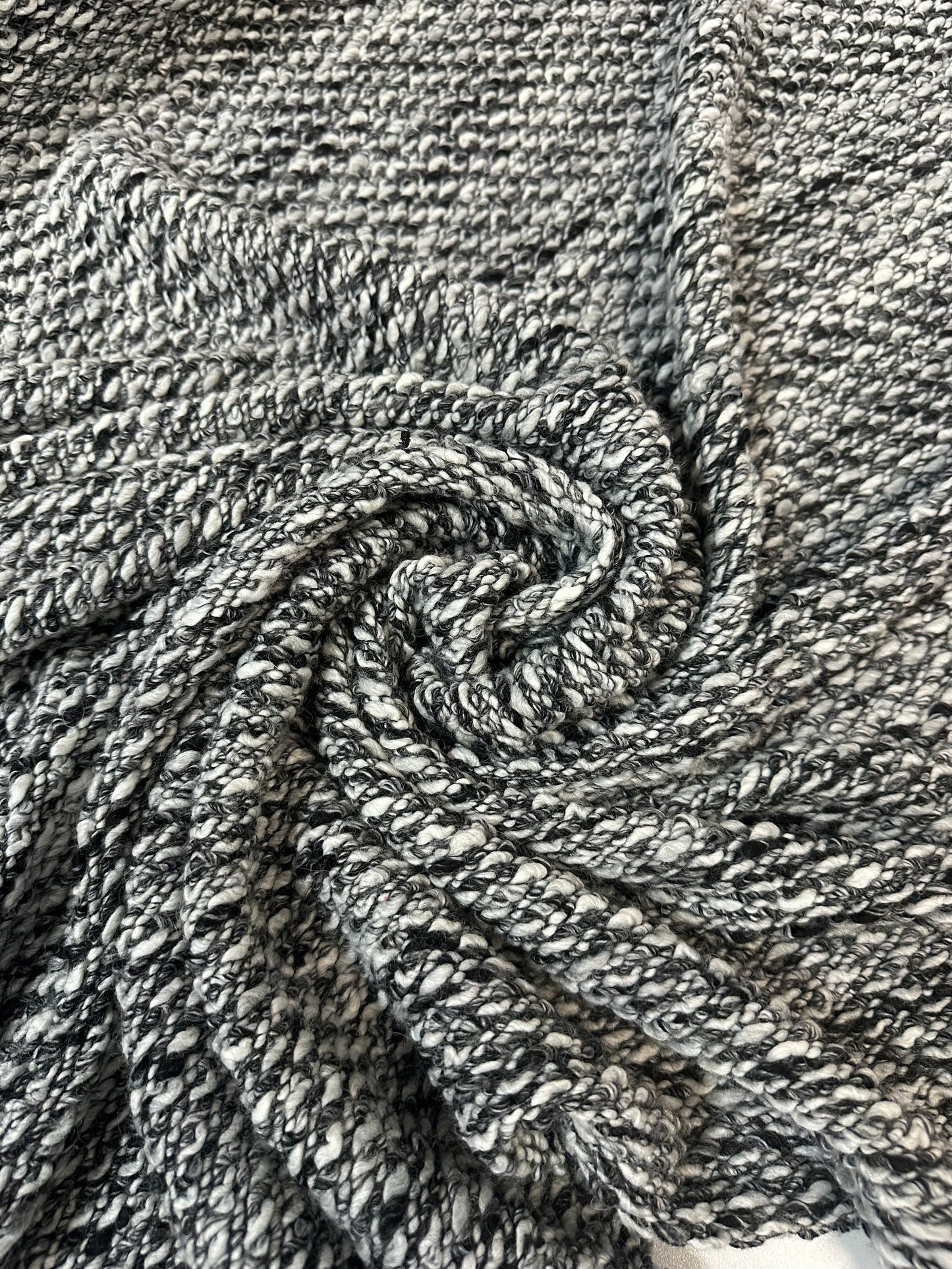 MILEYDI: Laine tricot chiné noir et blanc
