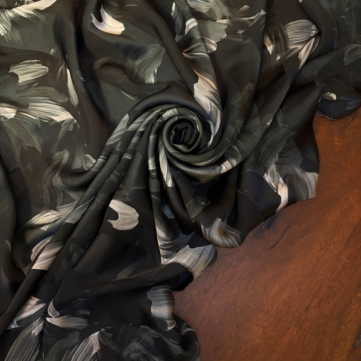 OMBELINE : Bande satin noir imprimée à fleur blanche