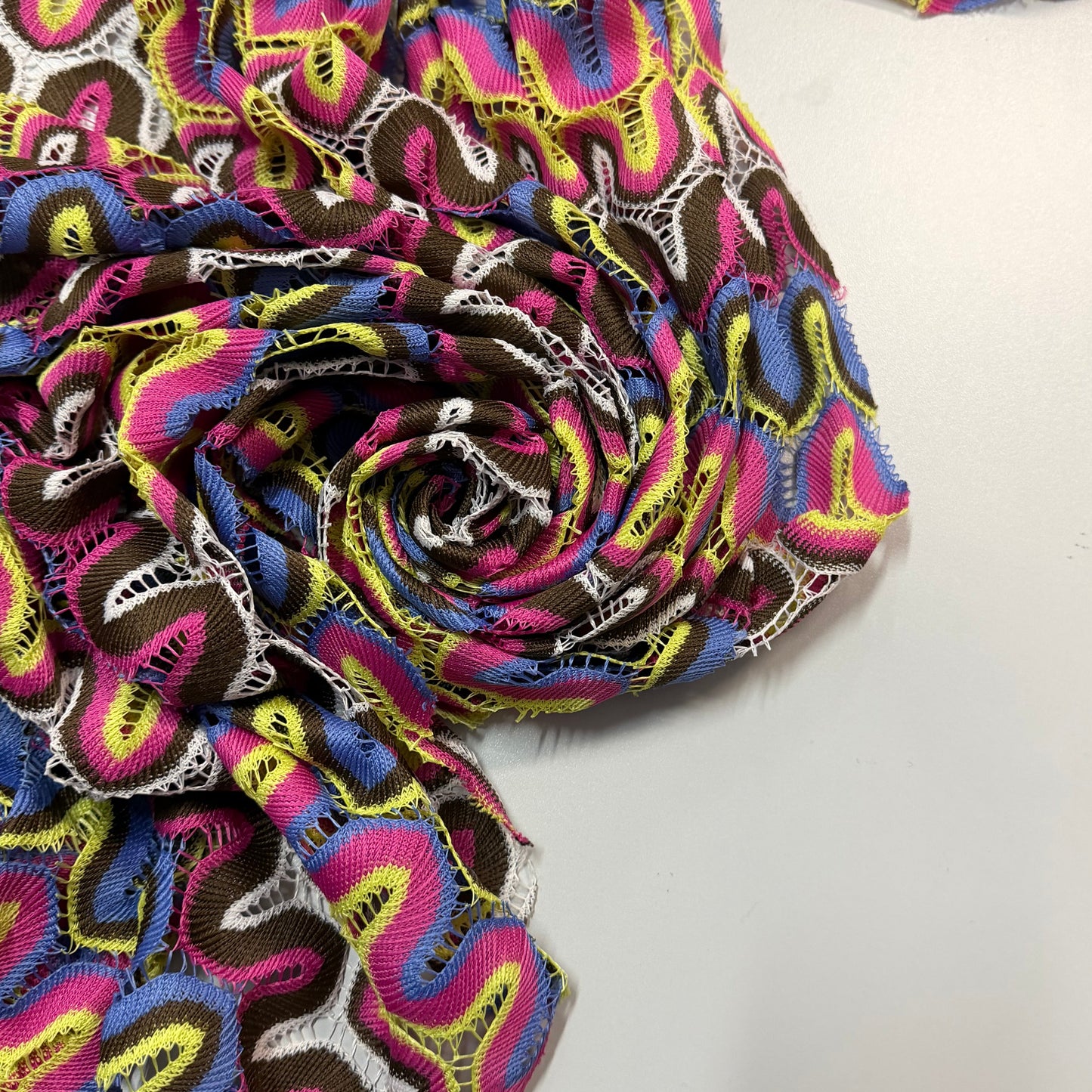 MAÏNA : Maille tissé jacquard ajourée