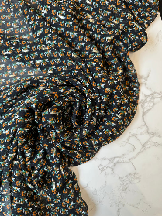 MOUMI: Mousseline crinkle viscose fond noir - imprimé petites fleurs orange et verte - broderie lurex or