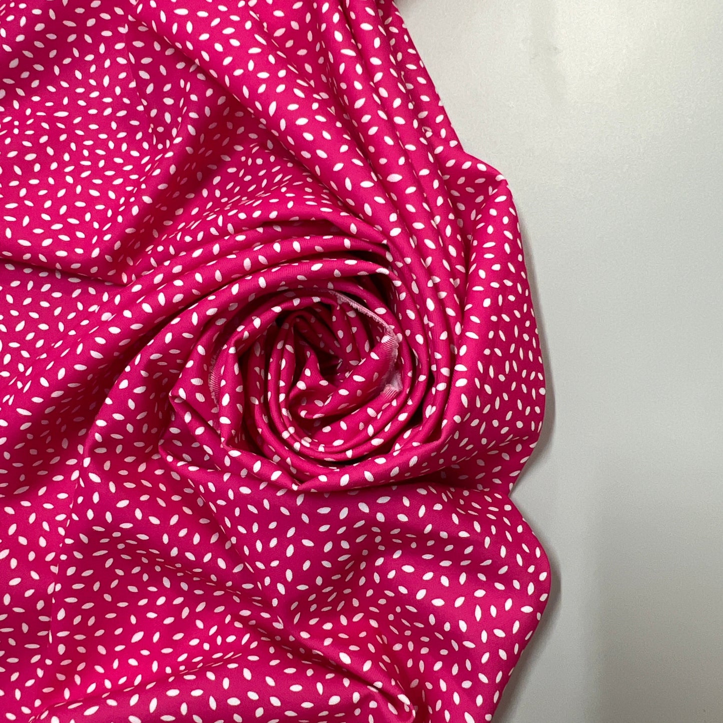 MAGALIE: Tissu toile sergé motif petit grain blanc sur fond rose