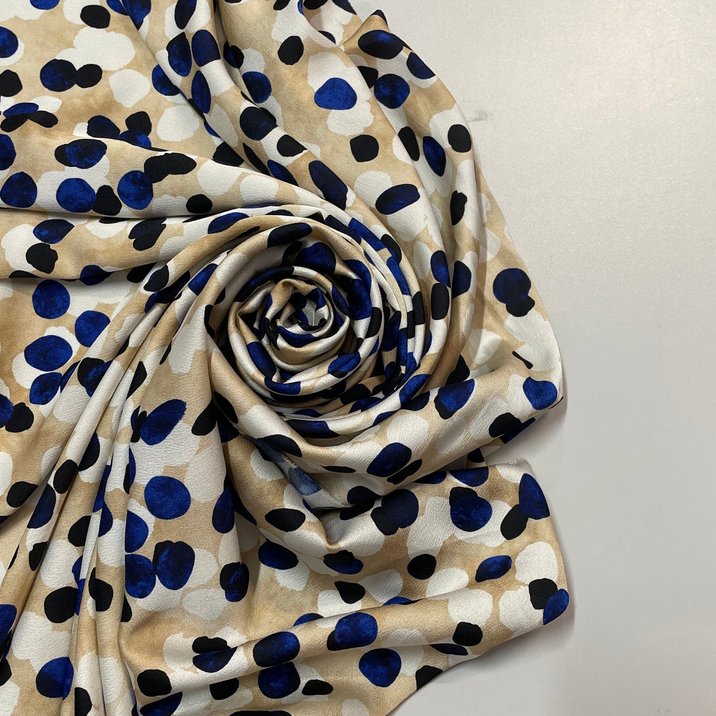 ALORA: Satin imprimé tacheté