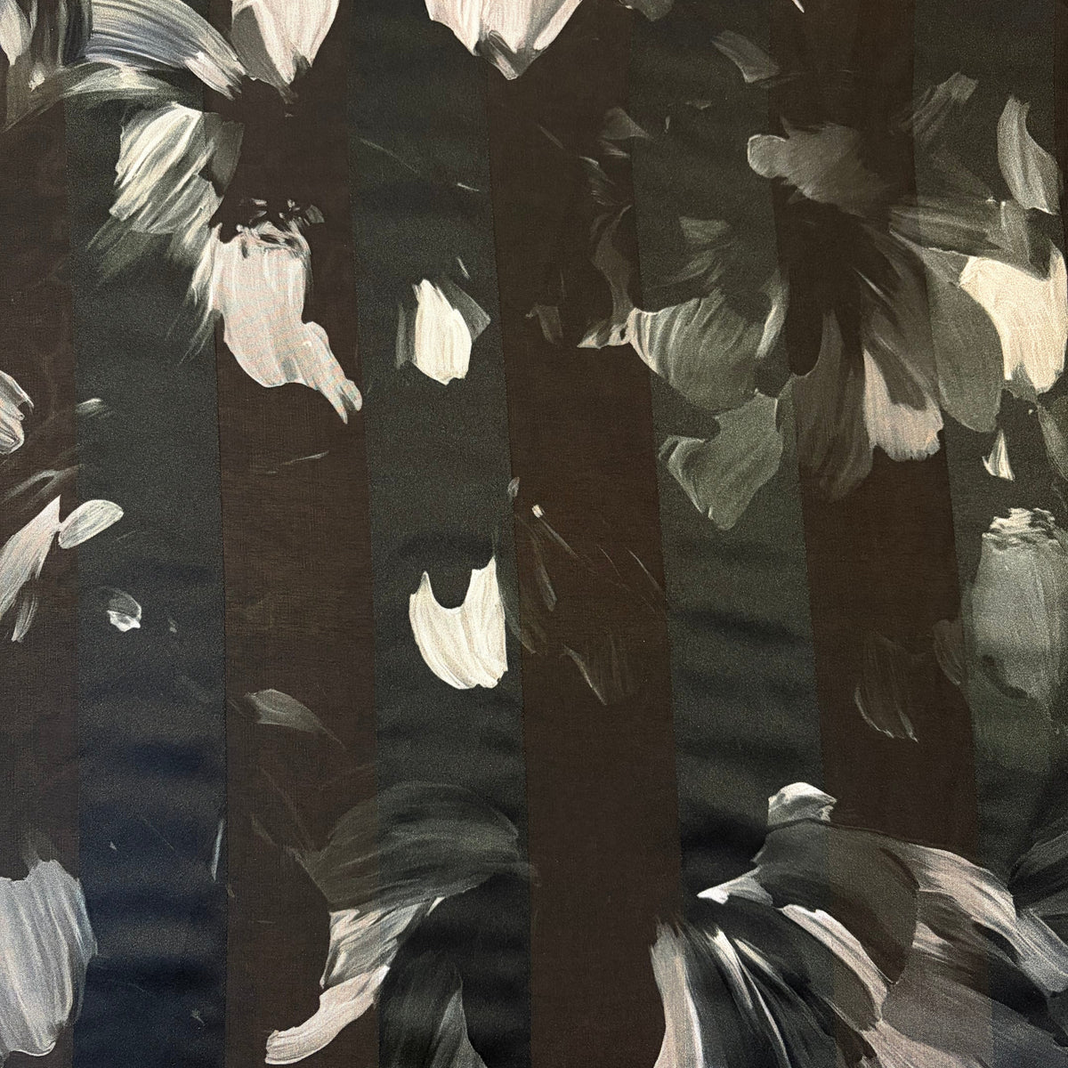 OMBELINE : Bande satin noir imprimée à fleur blanche