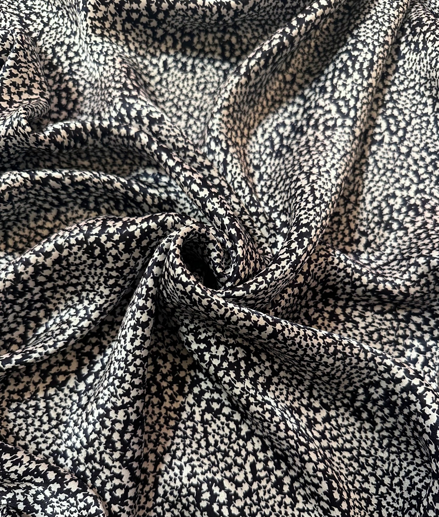 MASDA: Satin de soie imprimé graphique