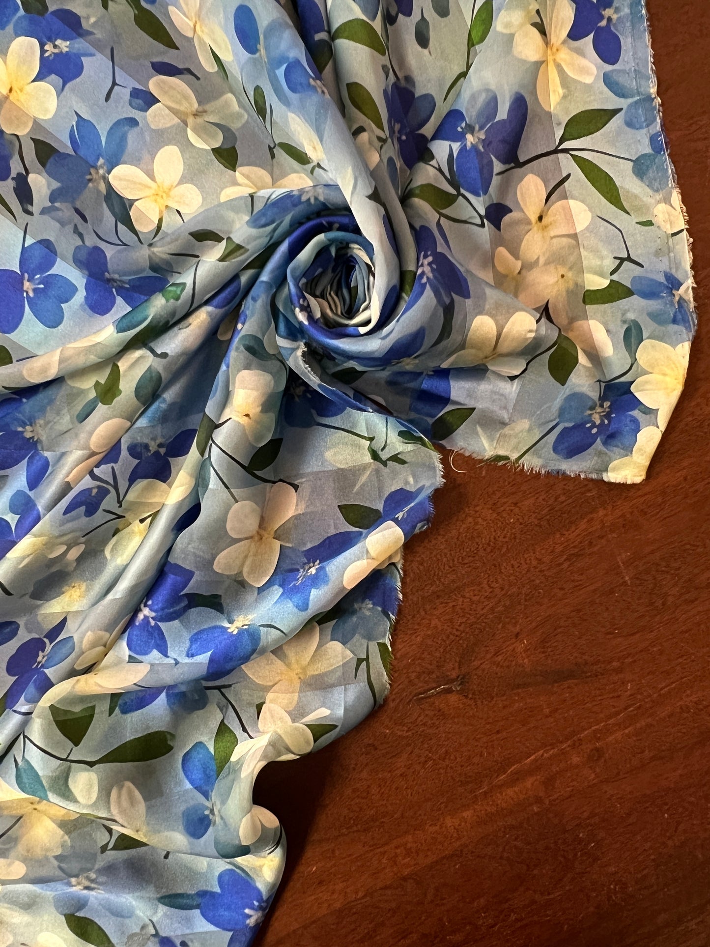 Anastasia : bande satin à motifs fleurs bleues et jaunes