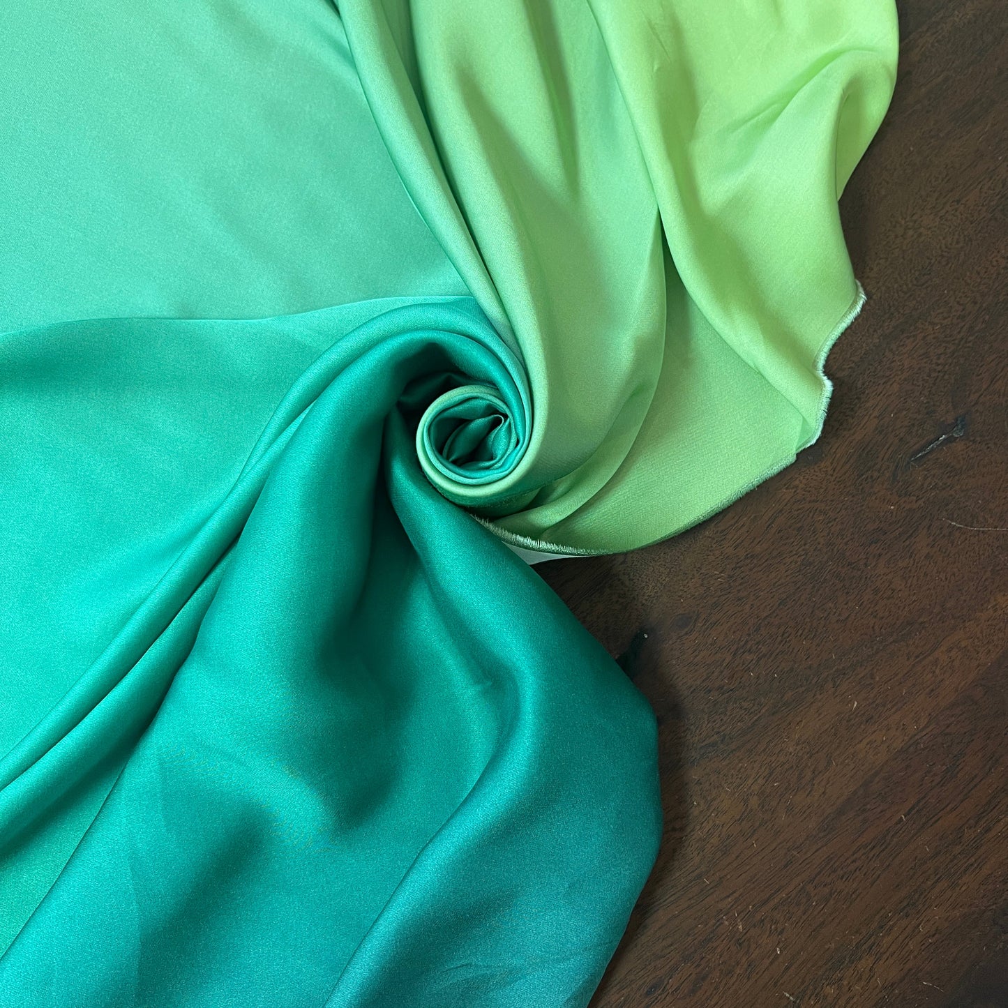 Maena : satin viscose dégradé vert