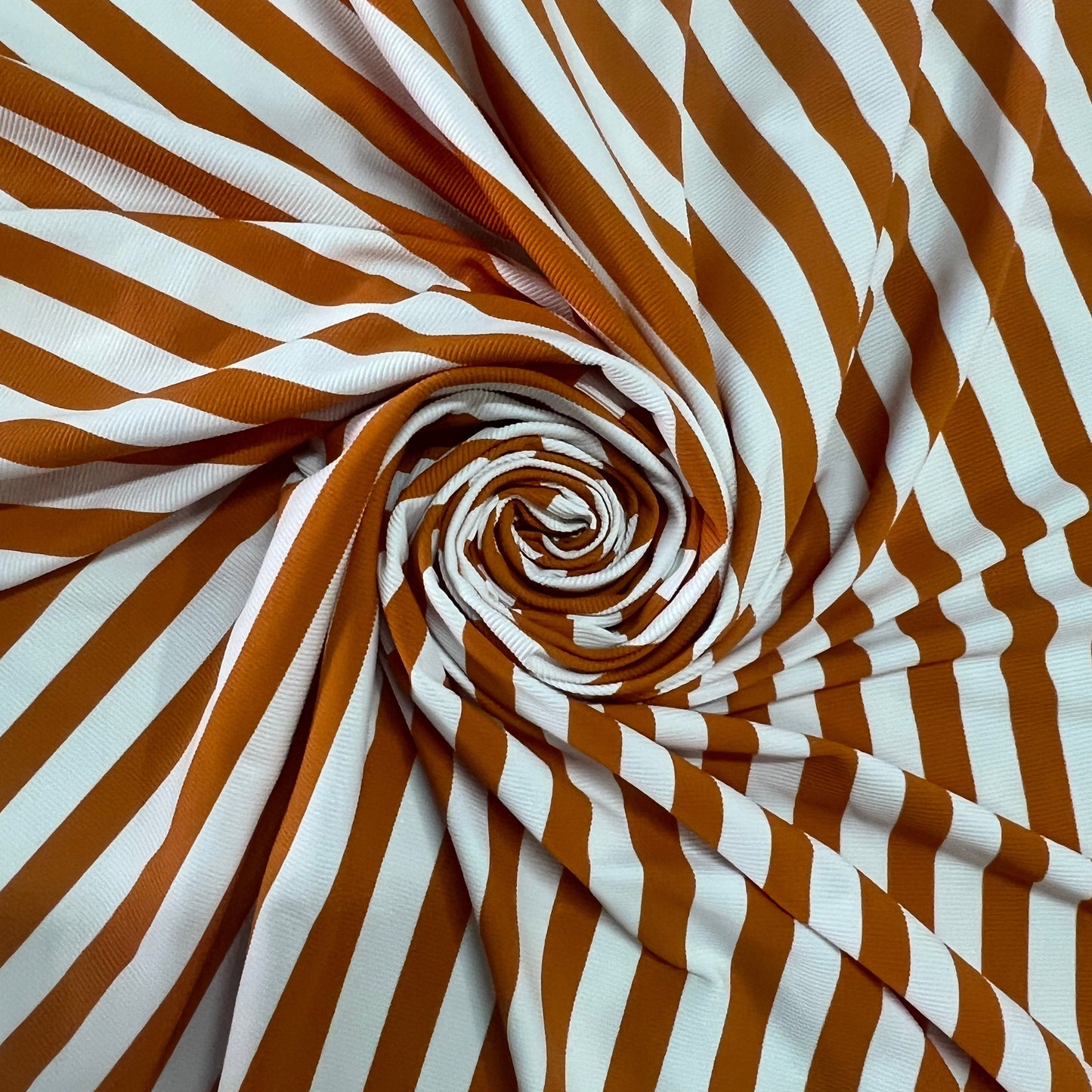 LIONEL : Maille à rayures orange et blanche côtelée